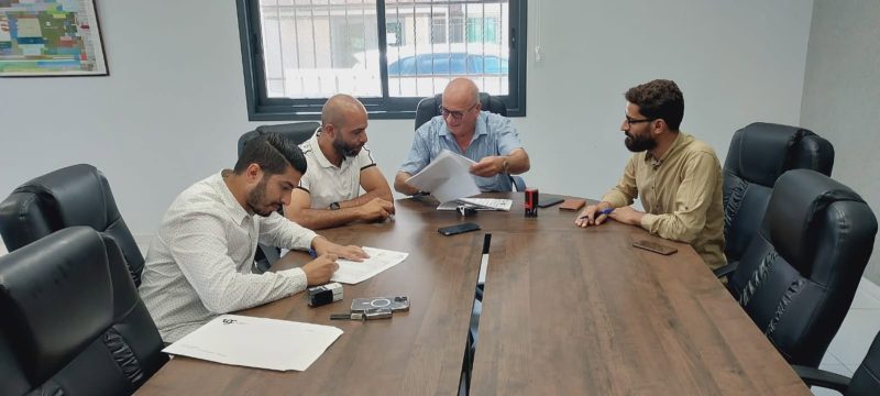 تم توقيع إتفاقية ومنح مباشرة عمل ( شارع المنزلة وشارع الشهيد محمد طارق ) بتمويل من صندوق إقراض وتطوير… – صورة 6