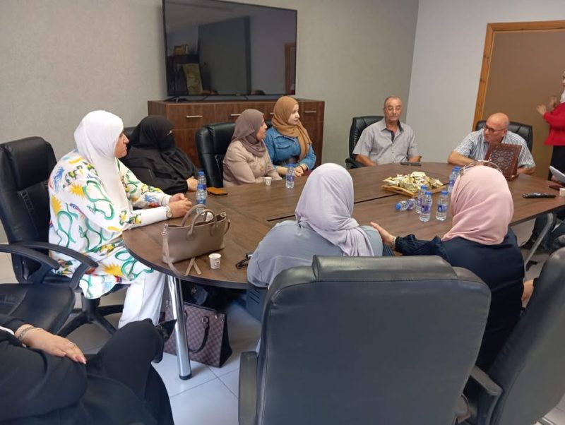 بلدية كوبر ممثلة برئيسها وأعضائها تكرم الممرضة سميره قنداح بعد خدمتها 28 عام متواصلة في مركز صحي كوبر وبحضور… – صورة 6