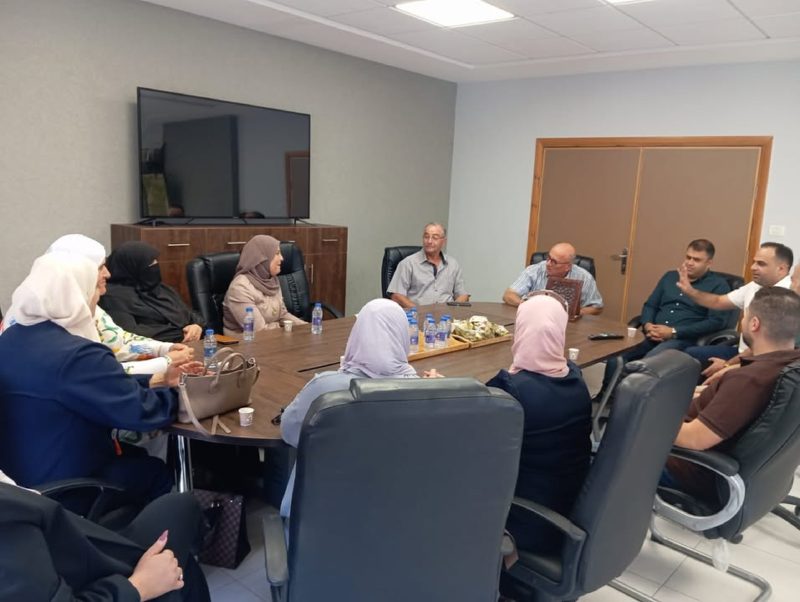 بلدية كوبر ممثلة برئيسها وأعضائها تكرم الممرضة سميره قنداح بعد خدمتها 28 عام متواصلة في مركز صحي كوبر وبحضور… – صورة 8