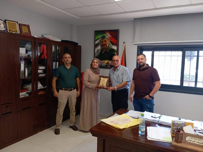 بلدية كوبر ممثلة برئيسها وأعضائها تكرم الممرضة سميره قنداح بعد خدمتها 28 عام متواصلة في مركز صحي كوبر وبحضور… – صورة 9