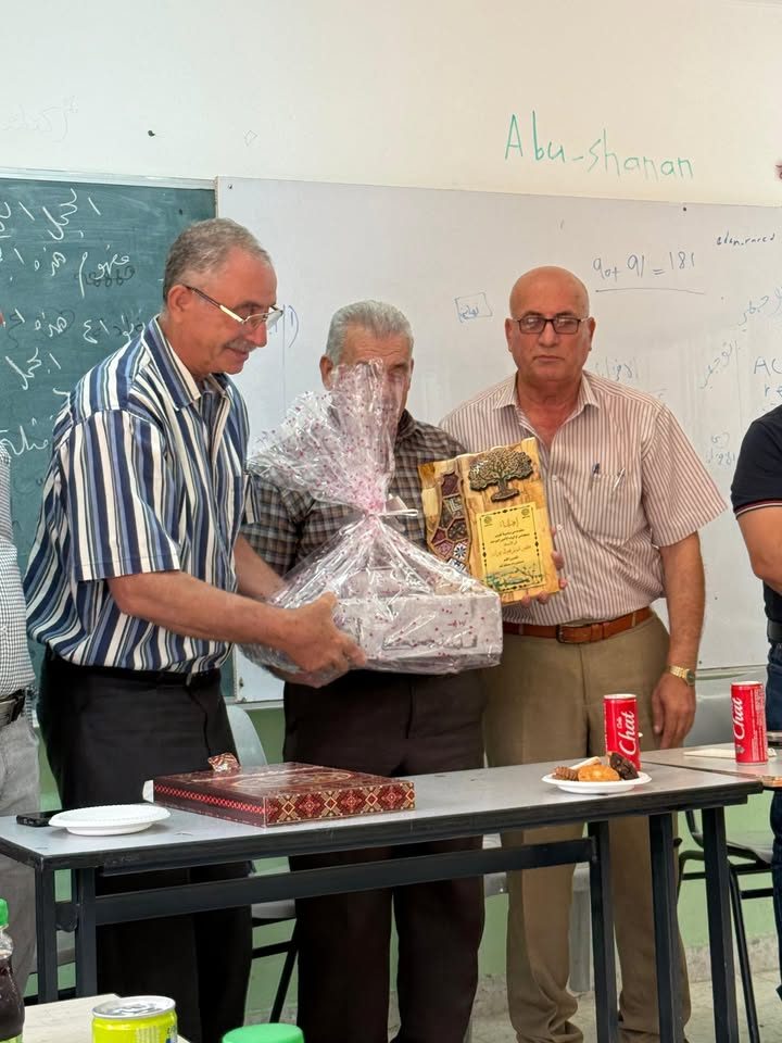 بلدية كوبر ومؤسسات وفعاليات بلدة كوبر تشكر الأستاذ خضر عرار وتكرمه لوصوله سن التقاعد بعد 29 عام من العطاء في… – صورة 6
