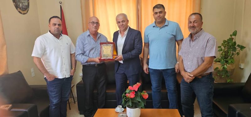 كرّمت بلدية كوبر، ممثلة برئيسها وأعضاء المجلس البلدي، الأخ صايل حنون بمناسبة تسلمه منصب مدير عام مديرية الحكم… – صورة 2