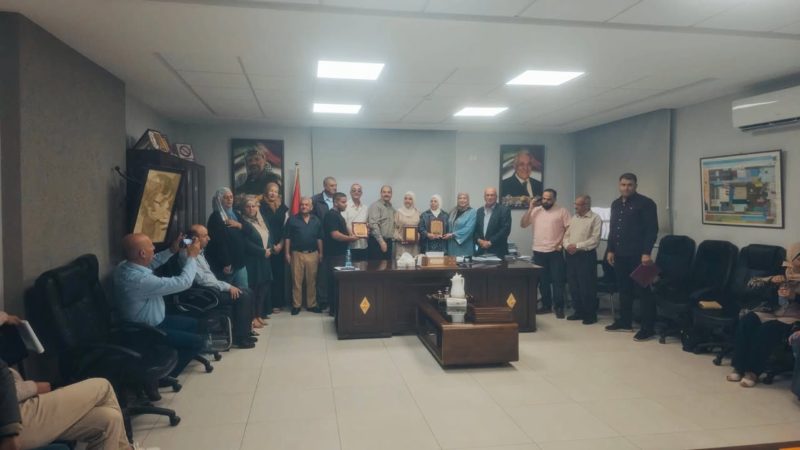 بلدية كوبر تكرم المعلمين المتقاعدين