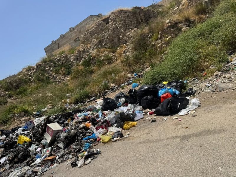 نرجو منكم عدم إلقاء النفايات بجانب العيادة الواقعة في وسط البلد، حفاظًا على نظافة المكان والمظهر العام