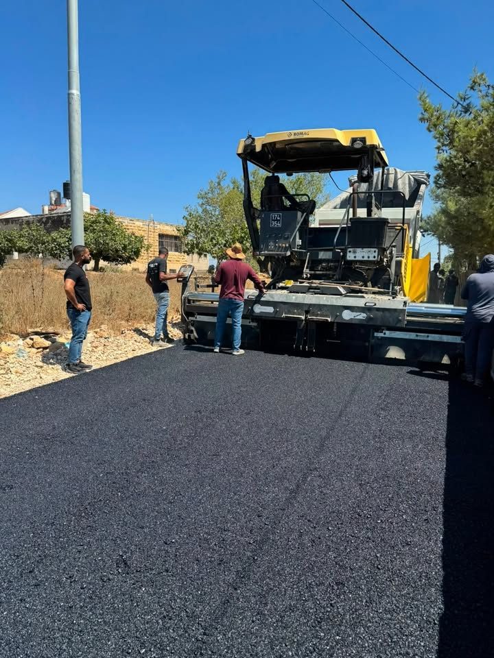 انطلقت اليوم أعمال تزفيت عدد من شوارع بلدة كوبر ضمن المشروع الجاري تنفيذه، حيث باشرت الطواقم أعمالها وفق… – صورة 2